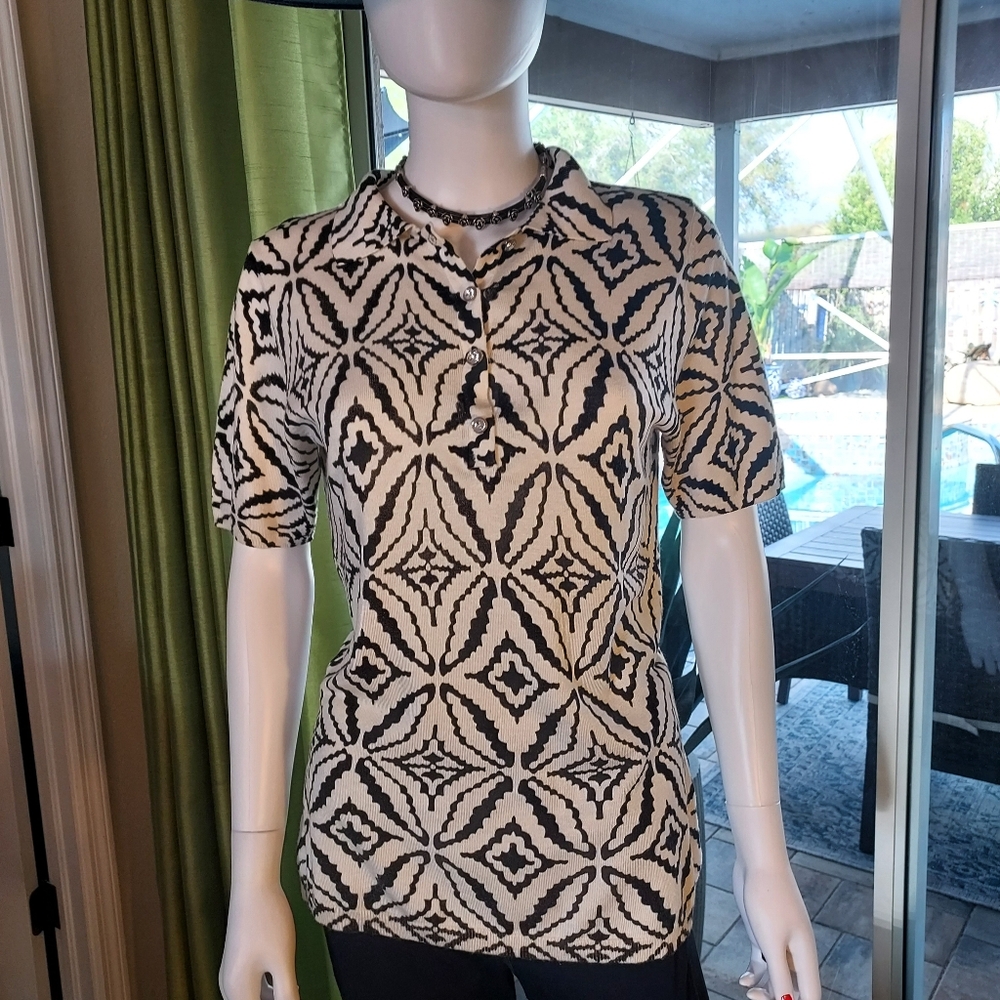 Black & Cream Geometric Short-Sleeve Lightweight SweaterTop by Red. M